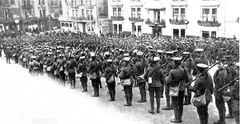 A-new-wave-of-soldiers-ready-for-the-off-at-Wellington-Square-1915.